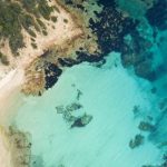 Kueste von Sardinien in Italien von oben