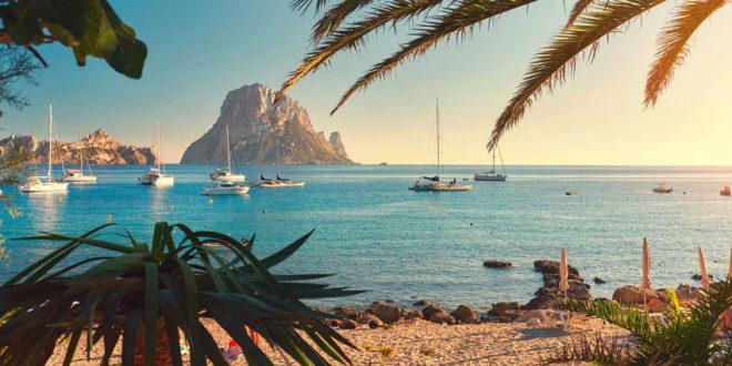 Typisch Ibiza: Hippiekult und coole Buchten