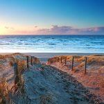 Sonnenuntergang an der Nordseeküste im Norden Hollands